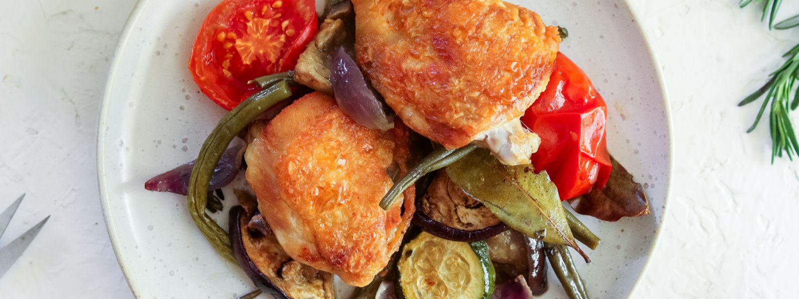 Kuřecí stehna pečená se zeleninou